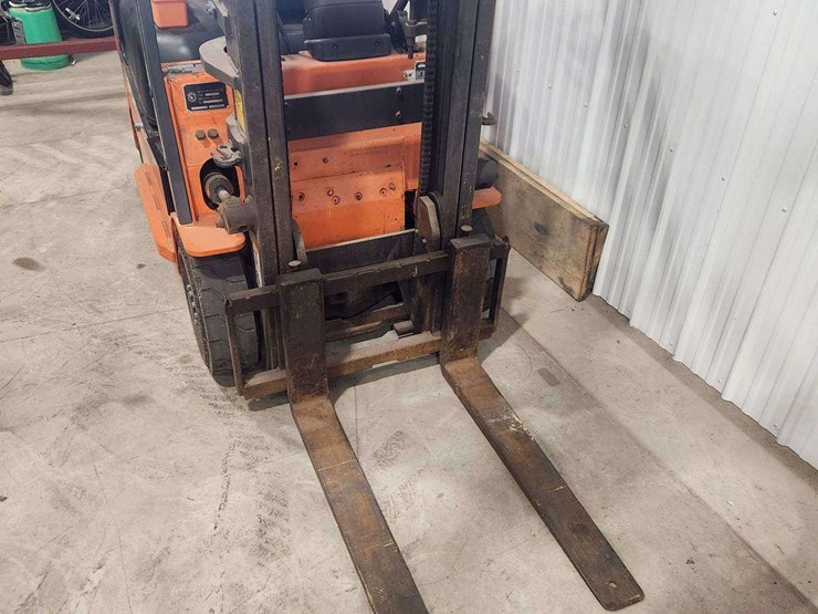 2001-caterpillar-gc25k-image-9