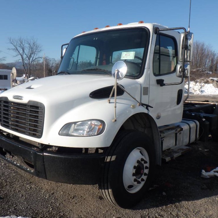 FREIGHTLINER M2 106