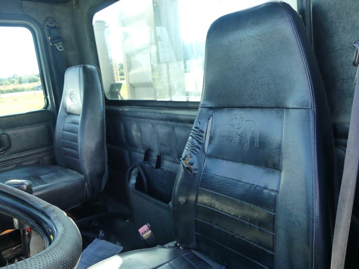 2000-mack-ch613-image-11