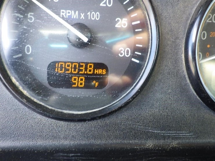 2016-peterbilt-348-image-35