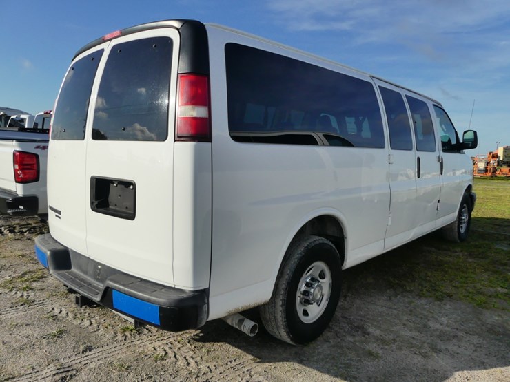 2016-chevrolet-express-3500-image-3