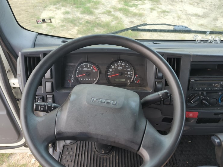 2018-isuzu-npr-image-14