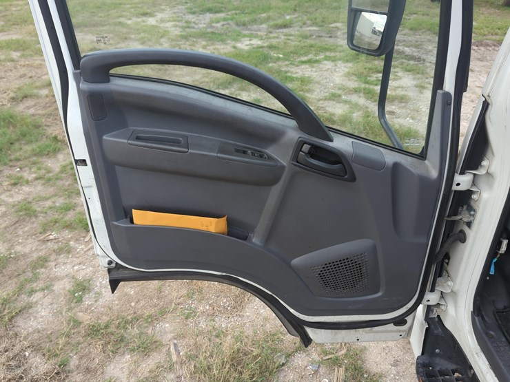 2018-isuzu-npr-image-11