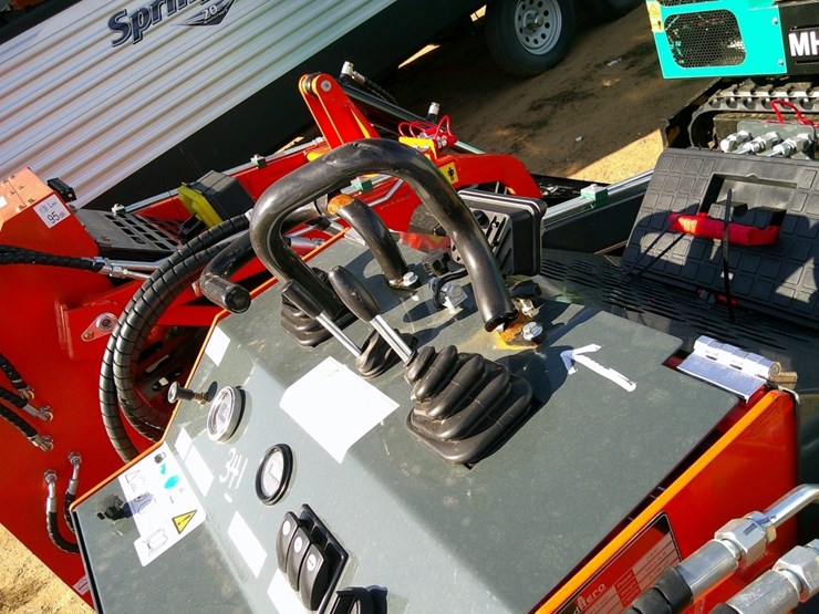 landhero-ldht460-mini-skid-steer--some-damage-image-2