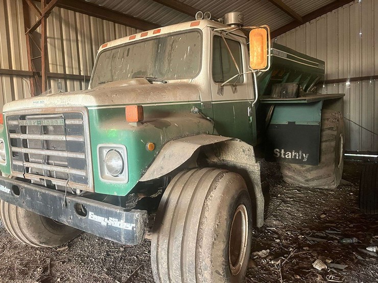 international-loral-spreader-truck-with-newleader-bed-image-2