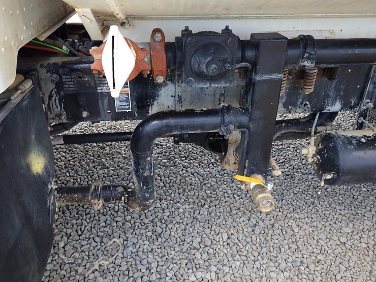 2016-peterbilt-348-image-9