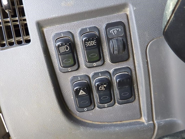 2016-peterbilt-348-image-36