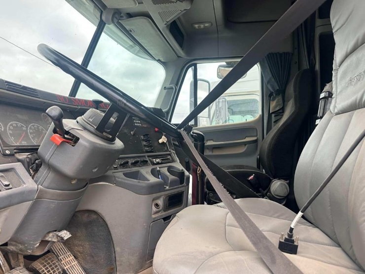 2007-freightliner-columbia-120-image-3