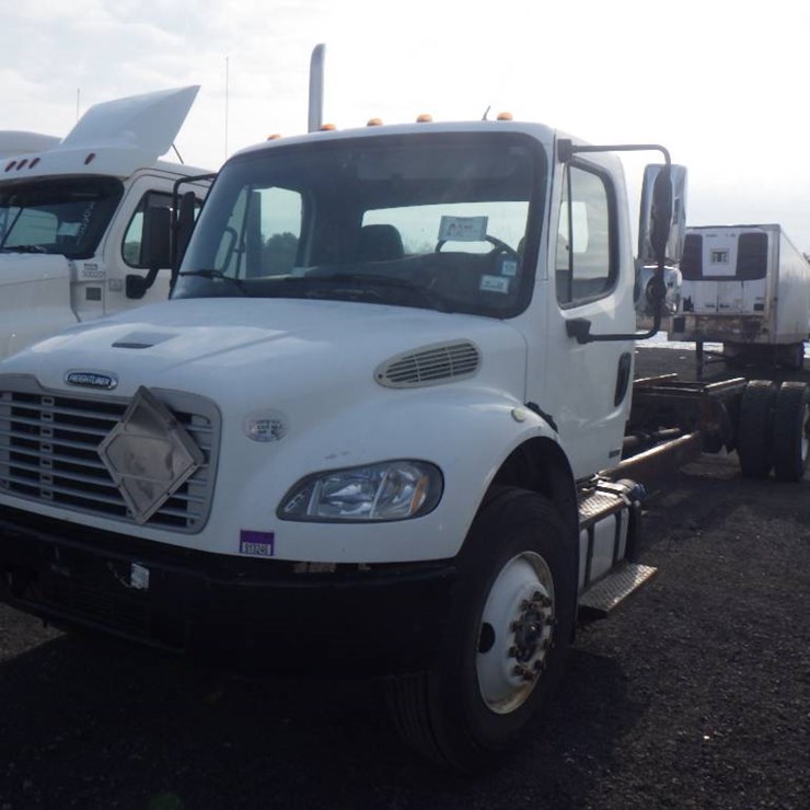 FREIGHTLINER M2 106