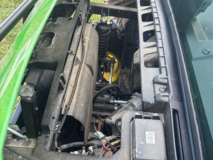 2022-john-deere-gator-image-11