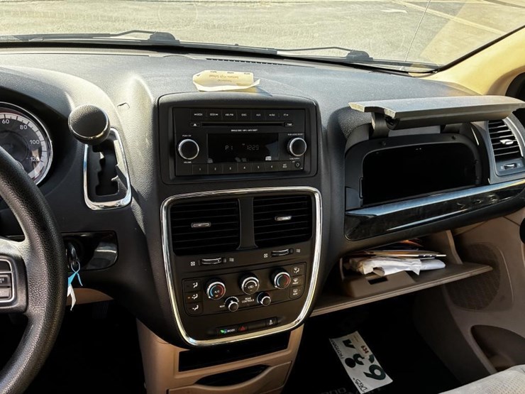 2015-dodge-caravan-image-13