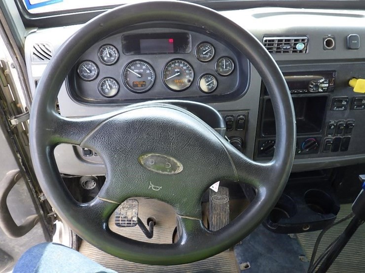 2016-peterbilt-348-image-32