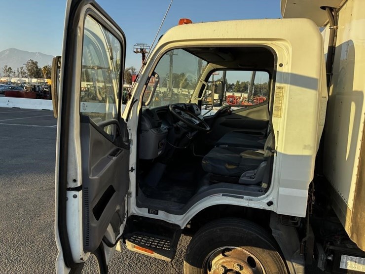 2012-mitsubishi-box-truck-image-12