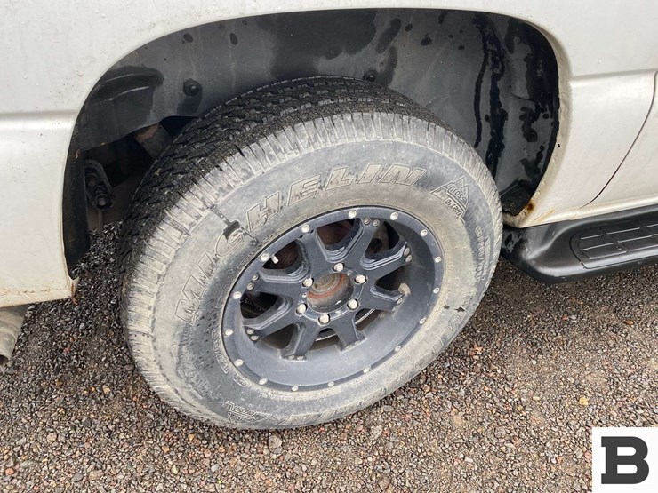 2004-chevrolet-suburban-image-22