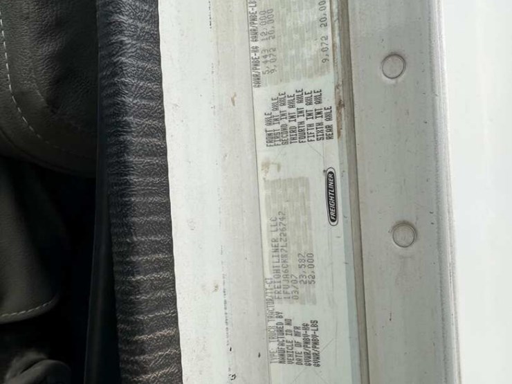 2007-freightliner-columbia-120-image-5