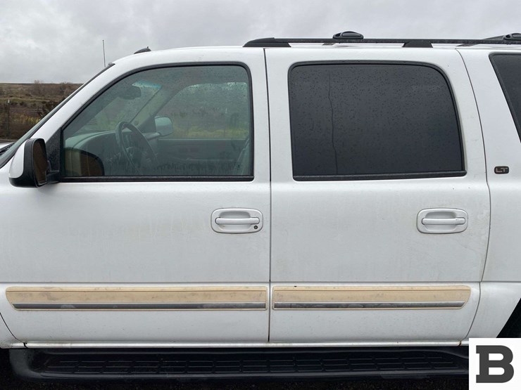 2004-chevrolet-suburban-image-14