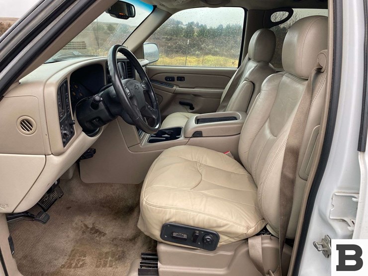 2004-chevrolet-suburban-image-30