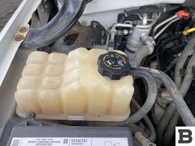 2004-chevrolet-suburban-image-43