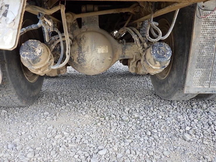 2016-peterbilt-348-image-19