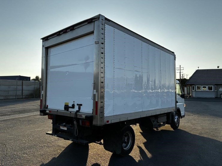 2012-mitsubishi-box-truck-image-3