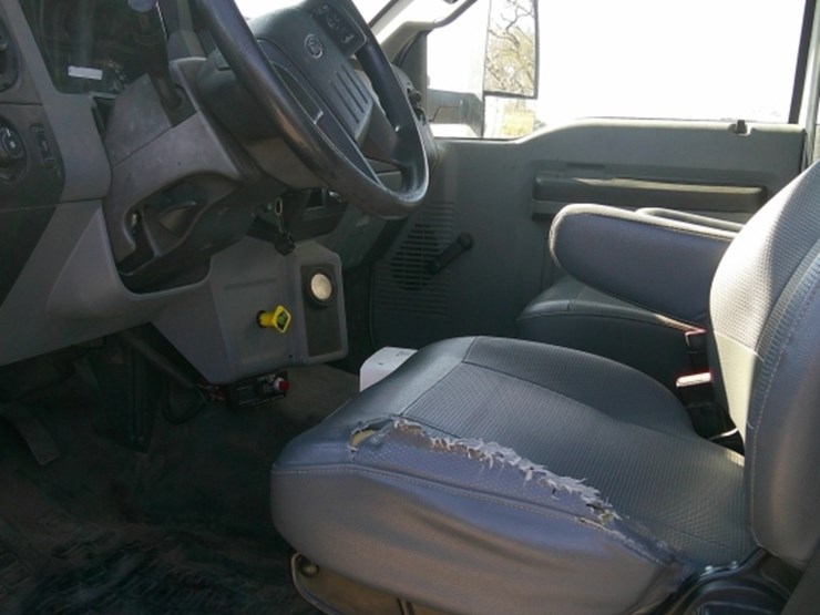 2017-ford-750-image-2