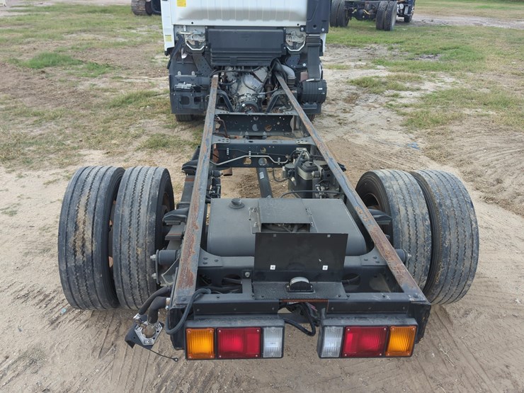 2018-isuzu-npr-image-6