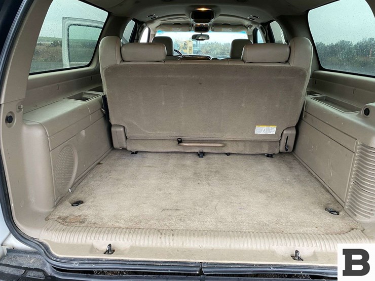 2004-chevrolet-suburban-image-21