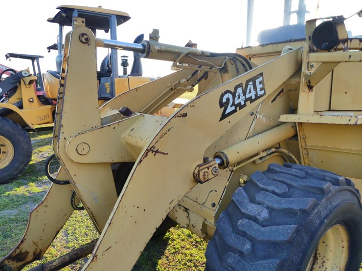 deere-244e-image-10