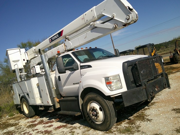 2017-ford-750-image-6