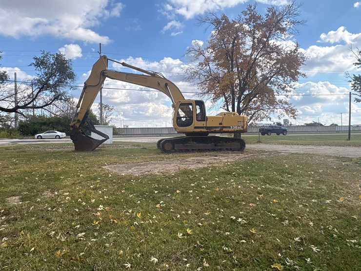 deere-230-lc-image-1