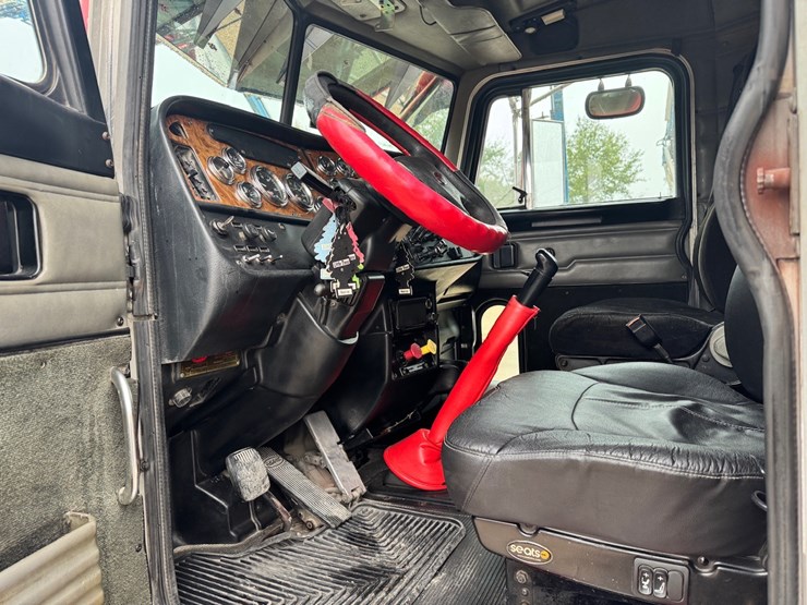 2003-peterbilt-379-image-16