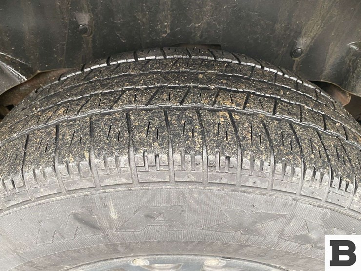 2004-chevrolet-suburban-image-17