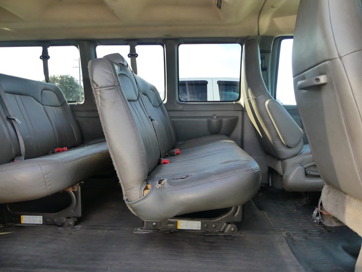 2016-chevrolet-express-3500-image-6