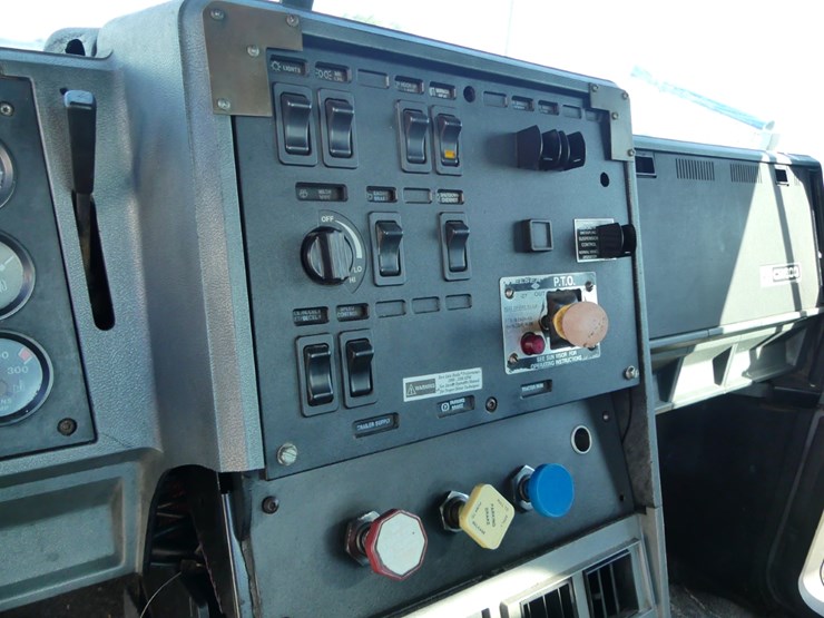 2000-mack-ch613-image-14