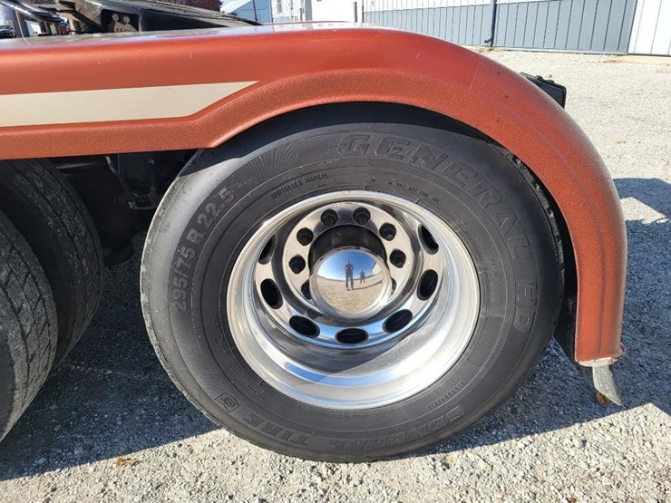 peterbilt-389-image-26