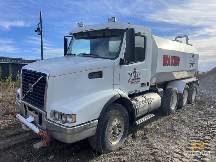 2002-volvo-vhd-64b-water-truck-xx16263-image-1