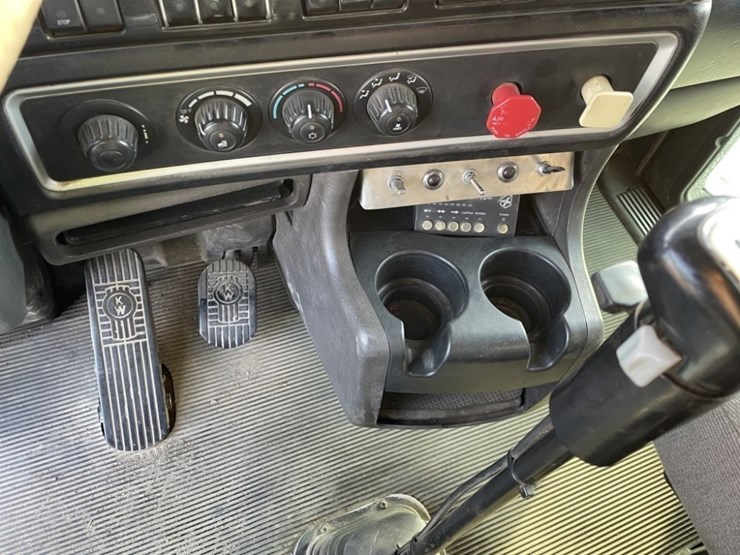 2010-kenworth-t800-image-37