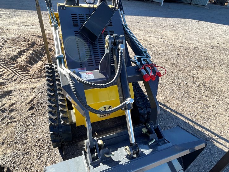 #224-•-mini-skid-steer-loader-image-3