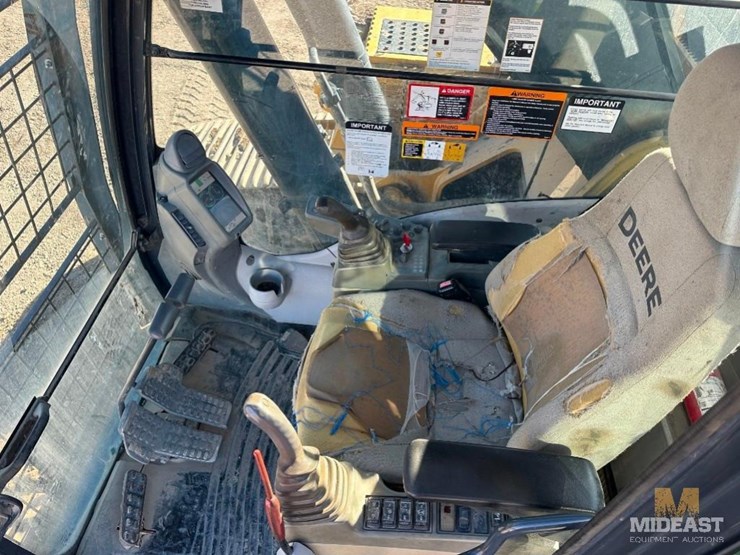 2015-deere-470g-lc-image-35