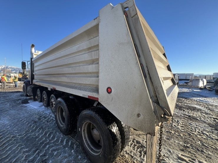 2020-peterbilt-389-image-3