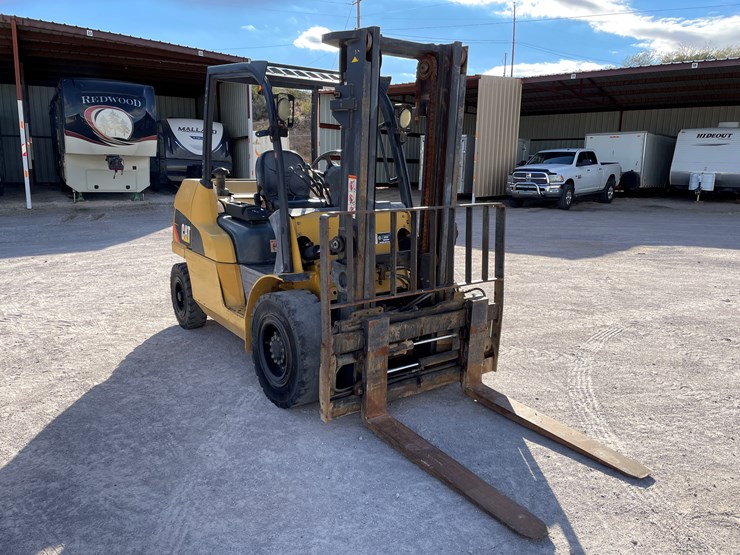 #15-•-2015-cat-forklift-image-3