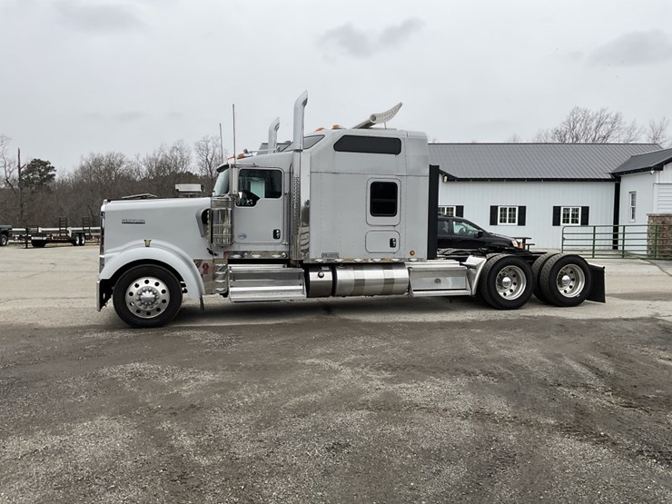 2019-kenworth-w900-image-1