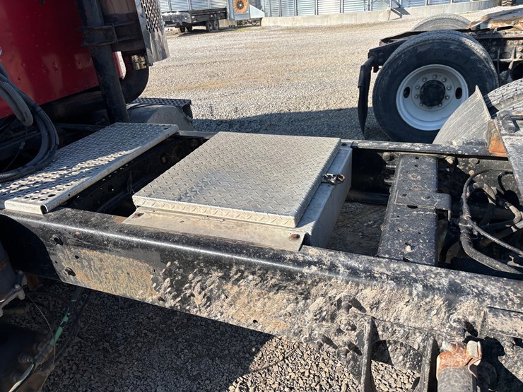 #1572-•-ih-day-cab-image-4