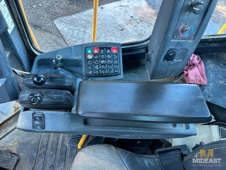 2012-deere-724k-image-27