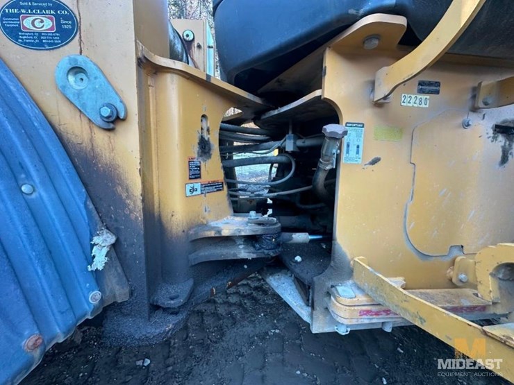 2012-deere-724k-image-17