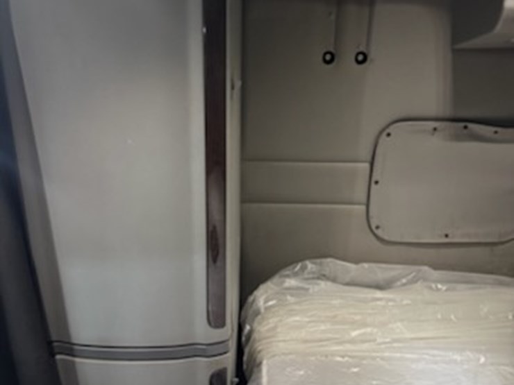 2016-peterbilt-579-image-15