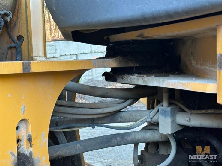 2012-deere-724k-image-18