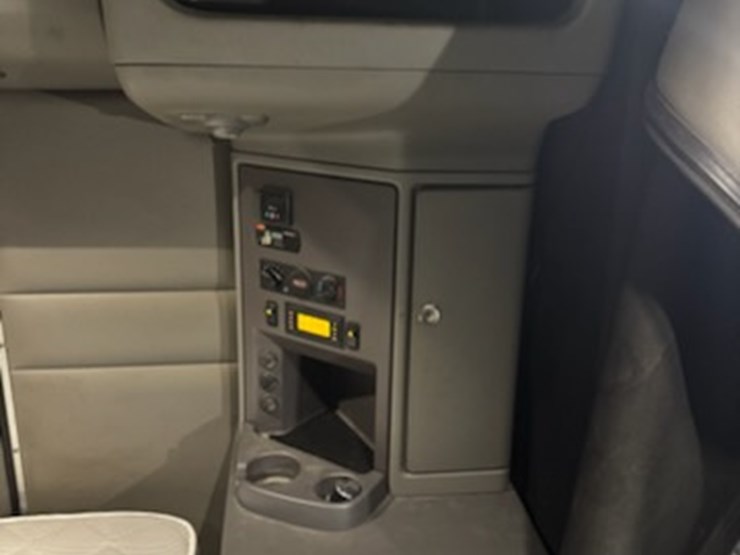 2016-peterbilt-579-image-20