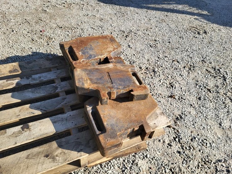 (8)-white-front-suitcase-weights-off-of-2-105-tractor-image-4