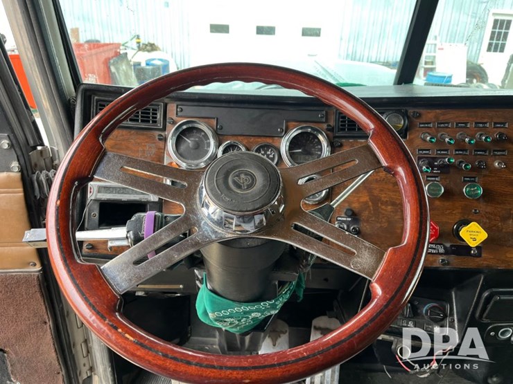 1999-peterbilt-379-image-47